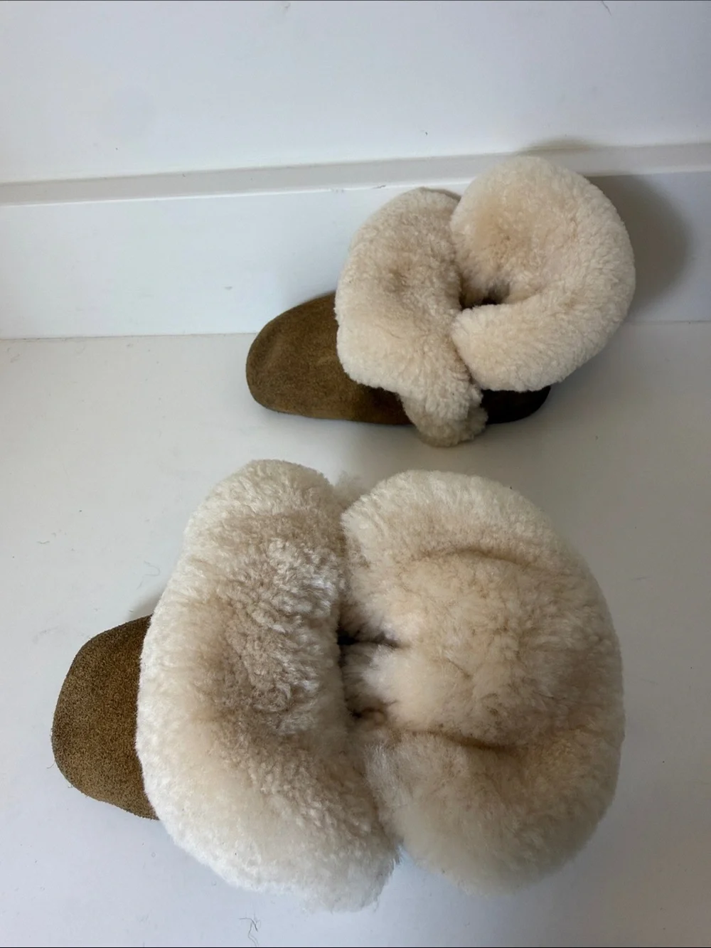 UGG Toddler Lassen Slippers in Chestnut with Cream Shearling - Size 04/05 Months